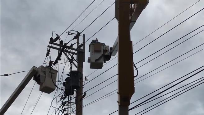 台电人员冒着强风抢修。（台电提供／李京升台中传真）