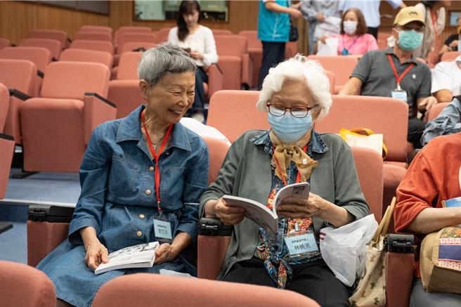 花蓮門諾醫院慶祝創院76周年，出版「時光停格—門諾人的老相簿」一書，退休醫護翻開書籍彷彿進入時光隧道，回到當年在醫院打拼奮鬥的日子。（門諾醫院提供／羅亦晽花蓮傳真）