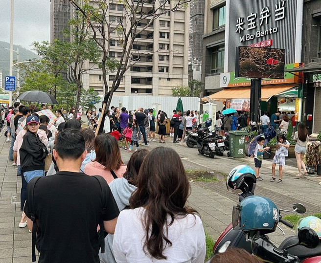 高雄鼓山區青海路上的便當店湧現人潮。（圖／高雄點、民眾李先生授權提供）