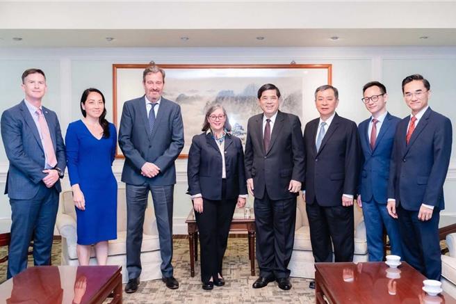 美國在台協會（AIT）執行理事藍鶯（Ingrid Larson）日前訪台，並於30日接受外交部常務次長陳立國晚宴款待。（外交部提供）