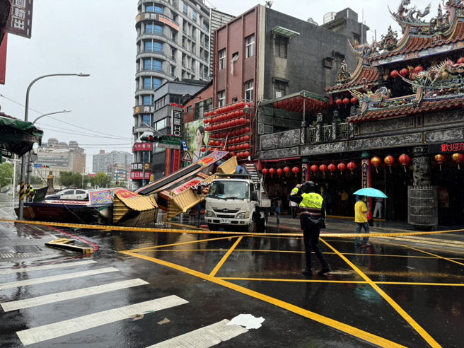 板桥分局员警赶抵处理。（图 / 刘咏韵翻摄）