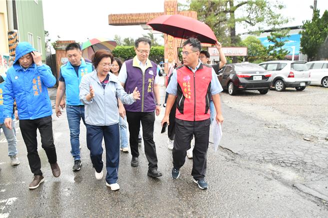 彰化县长王惠美与议员视察彰鹿路改善工程。（彰化县政府提供／孙英哲彰化传真）