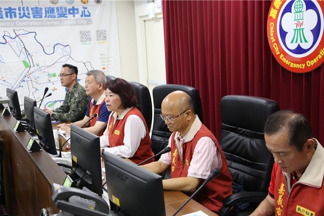 黄敏惠今天主持防灾应变一级开设工作会报，指示全面戒备防颱。（嘉市府提供／廖素慧嘉市传真）