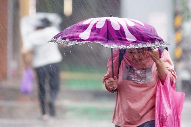 強颱康芮登陸，台東蘭嶼、綠島、南投合歡山及花蓮豐濱都出現17級以上破表強風，西半部風雨也明顯增強。（杜宜諳攝）