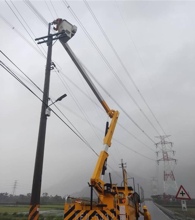 今日動員百餘位工程人員、昇空車17台、吊臂車9台、工程車29台及機具等投入搶修，積極進行電力修復。（台電宜蘭區處提供／吳佩蓉宜蘭傳真）