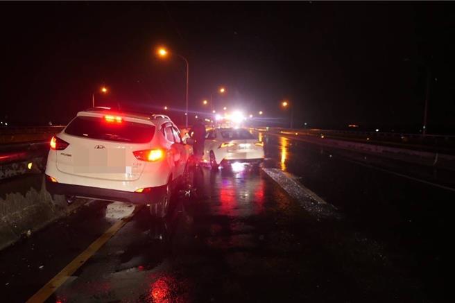 屏東32歲吳男在颱風天酒駕追撞大貨車，酒測值高達0.86毫克。（警方提供／謝佳潾屏東傳真）