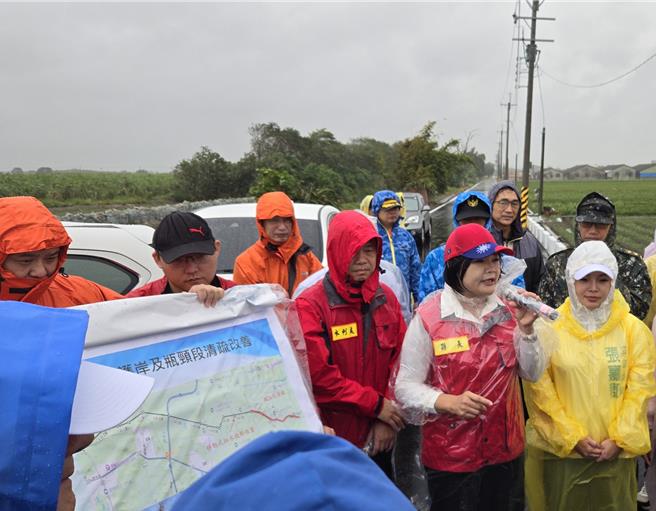 康芮颱风来袭，云林县长张丽善（前右二）31日前往土库镇有才寮大排视察，表示已争取经费整修，目前先以太空包加固，整建后可缓解淹水问题，并提供完善的农地排水系统。（张朝欣摄）