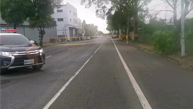 文化路木业工厂围墙倒在路中央，警方拉封锁线暂停通行，下午恢復交通。（廖素慧摄）