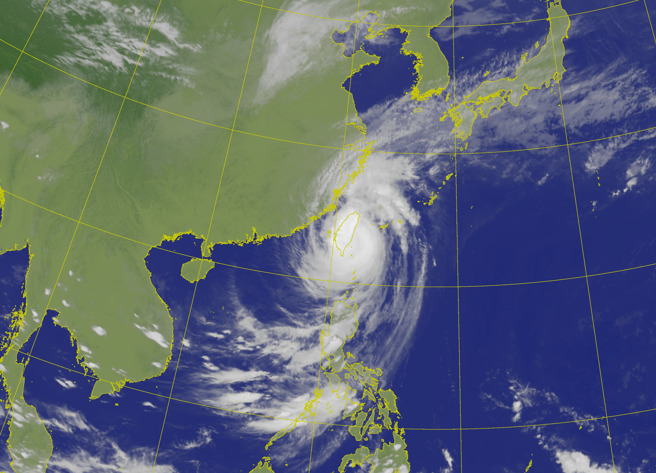 康芮颱風登陸後，結構遭地形破壞，已看不到明顯的颱風眼。（翻攝自中央氣象署）