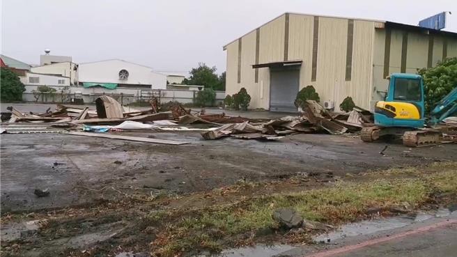 嘉市文化路木业工厂围墙倒，业者清理。（廖素慧摄）