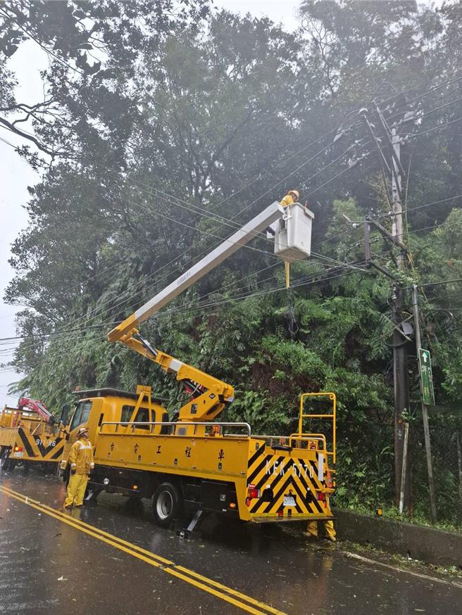 康芮颱风造成新店及坪林等山区多处停电，台电北南区持续动员抢修。（台电提供）
