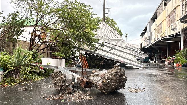 強颱康芮發威，台東豐榮國小車棚受損。（蔡旻妤攝）