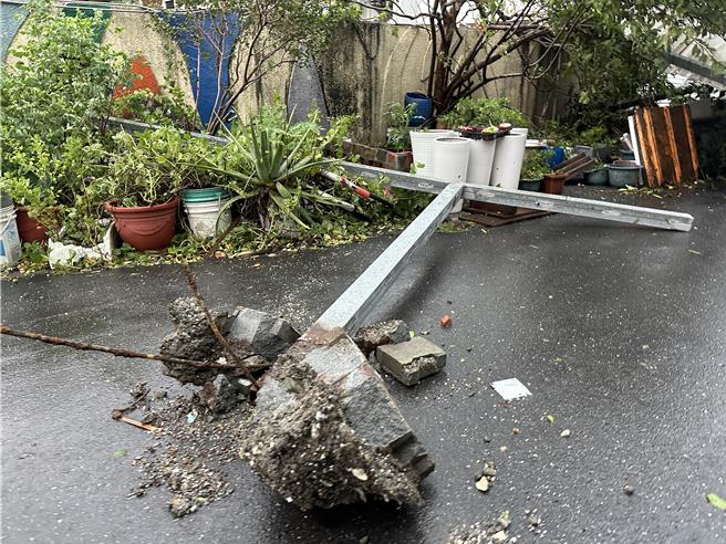 強颱康芮發威，台東豐榮國小車棚受損。（蔡旻妤攝）