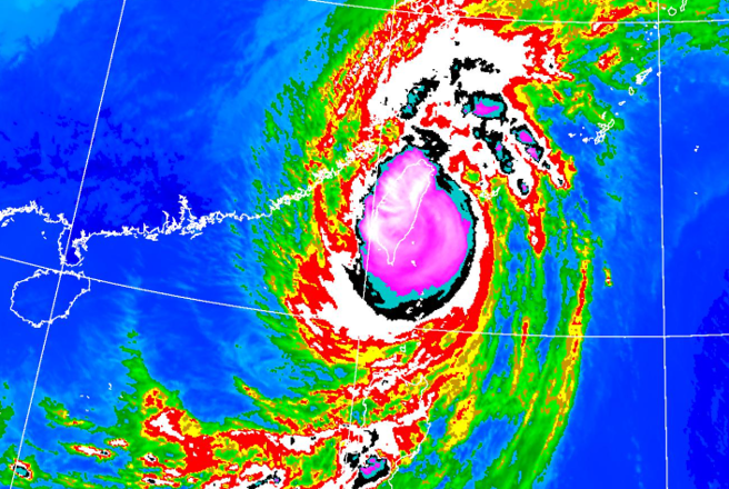 郑明典关心遭到康芮颱风侵袭的兰屿现况。（翻摄自气象署）