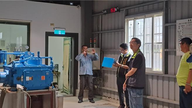 后壁区长李至彬（左二）今天到辖内抽水站巡视机组运作及油料库存情形。（后壁区公所提供／张毓翎台南传真）