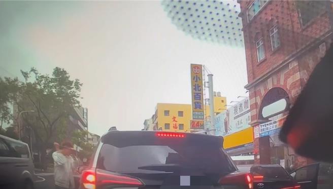 警方當街攔下陳嫌車輛。（翻攝照片／洪靖宜高雄傳真）