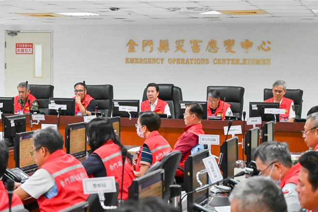 康芮颱風來勢洶洶，金門縣災害應變中心今日提升為一級開設，由縣長陳福海(後排中)率各局處主官進行工作會報。(圖／金門縣政府提供)