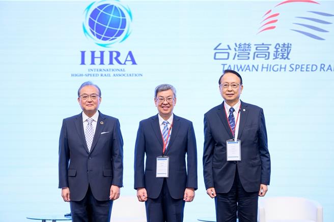IHRA會長宿利正史(左)與台灣高鐵公司董事長江耀宗(右)、前副總統陳建仁(中)合影。（台灣高鐵提供／蔡明亘台北傳真）