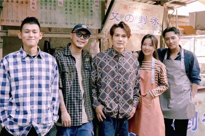 鄭人碩（右起）、許安植、羅文裕及草屯囝仔合作拍攝MV。（大賞門文化提供）