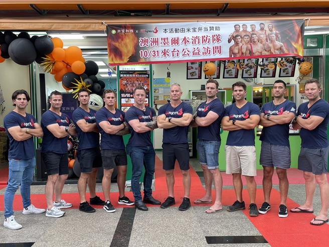 澳洲消防隊來台參訪交流，遭遇強颱康芮來襲，10位澳洲猛男消防員昨日特別加入側溝清疏防災作業，體驗高雄清潔隊員們的辛勞。（洪浩軒攝）