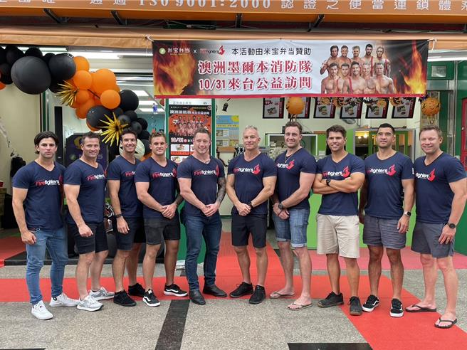 澳洲消防隊來台參訪交流，遭遇強颱康芮來襲，10位澳洲猛男消防員昨日特別加入側溝清疏防災作業，體驗高雄清潔隊員們的辛勞。（洪浩軒攝）
