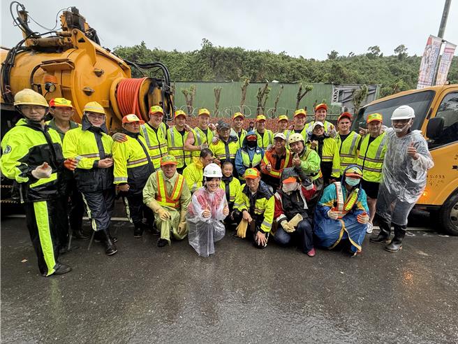 澳洲消防隊來台參訪交流，遭遇強颱康芮來襲，10位澳洲猛男消防員昨日特別加入側溝清疏防災作業，體驗高雄清潔隊員們的辛勞。（高市府環保局提供／洪浩軒高雄傳真）