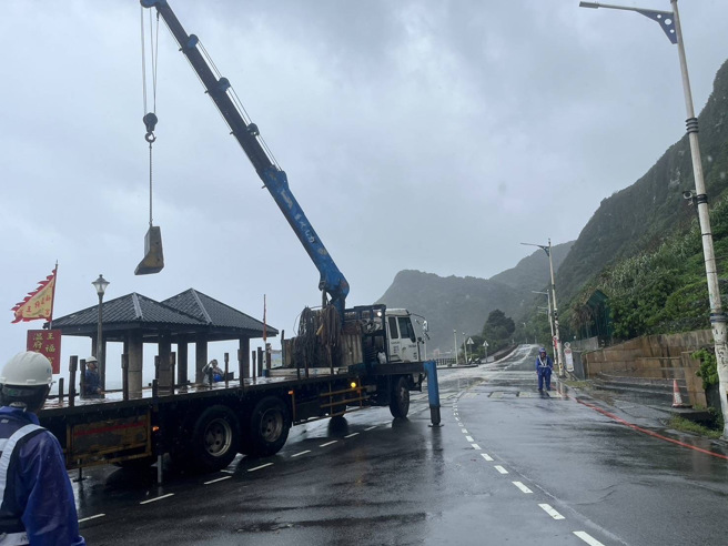 基隆市因应强颱康芮来袭，今日（31日）中午12时，市政府宣布即时封闭湖海路0.6公里至3.4公里路段。（图警方提供／简铭柱翻摄）