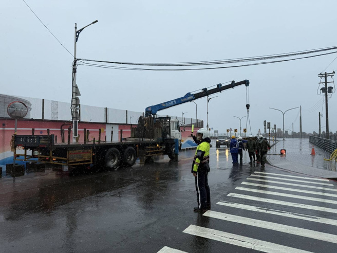 基隆市因应强颱康芮来袭，今日（31日）中午12时，市政府宣布即时封闭湖海路0.6公里至3.4公里路段。（图警方提供／简铭柱翻摄）