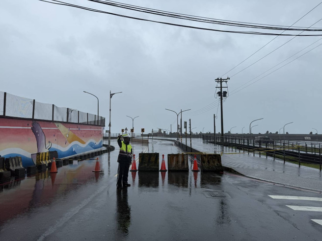 基隆市因应强颱康芮来袭，今日（31日）中午12时，市政府宣布即时封闭湖海路0.6公里至3.4公里路段。（图警方提供／简铭柱翻摄）