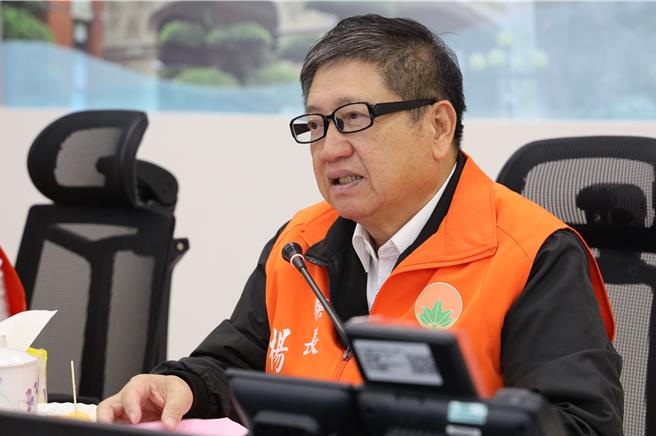 新竹县长杨文科31日下午2时30分前往新竹县灾害应变中心召开风灾应变第一次工作会议。（新竹县府提供／邱立雅竹县传真）