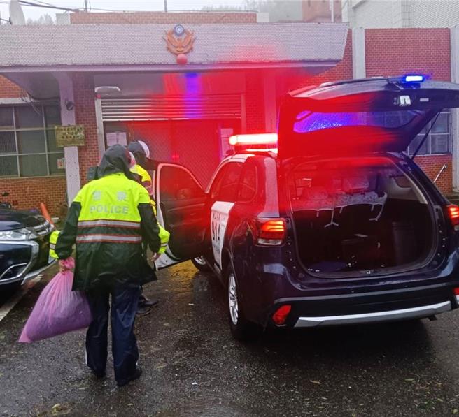 秀峦派出所地处潜势区域，警员31日下午在完成协助居民撤离后，所内3名人员及装备均暂时移至邻近的泰岗派出所。（新竹县府提供／邱立雅竹县传真）