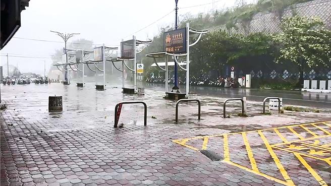 台東市富岡漁港街道風雨交加。（蕭嘉蕙攝）