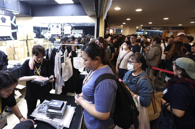 康芮颱風來襲，31日劉德華小巨蛋演唱會遇到颱風，宣布延期，許多粉絲來到小巨蛋搶買周邊商品。（陳俊吉攝）