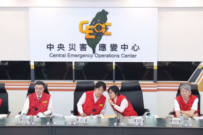 強颱康芮襲台，賴清德總統（中）31日視導康芮颱風中央災害應變中心第六次工作會報，並與六縣市首長視訊關心災情。（杜宜諳攝）