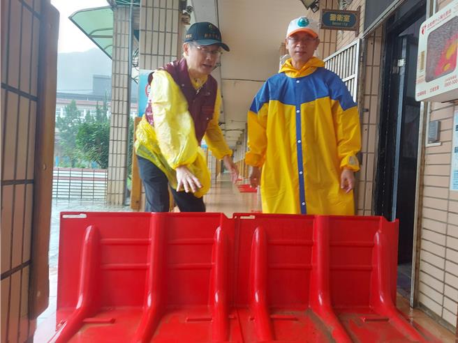 新北教育局在大鵬國小設置防洪擋板，加強防護。（張鎧乙攝）