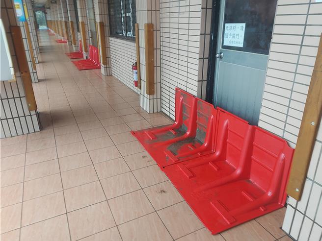 新北教育局在大鵬國小設置防洪擋板，加強防護。（張鎧乙攝）