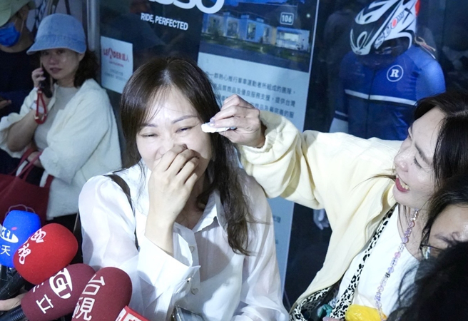 康芮颱風來襲，31日劉德華小巨蛋演唱會遇到颱風，宣布延期，歌迷現場眼眶泛淚，最後破涕為笑。（陳俊吉攝）