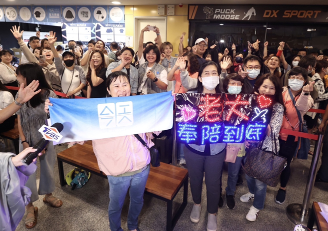 康芮颱風來襲，31日劉德華在小巨蛋演唱會遇到颱風，宣布延期，部分歌迷現場拿著LED支持劉德華。（陳俊吉攝）