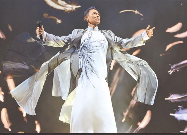 刘德华台北小巨蛋的演唱会一波三折，遇到强颱康芮来袭，主办单位「超级圆顶」昨(30日)本来宣布今天的演唱会将如期举行，今稍早闪电宣布停办，超级圆顶下午4时进一步公开补办方法，将于11月2日中午12时补开演唱会。（台湾映艺提供）