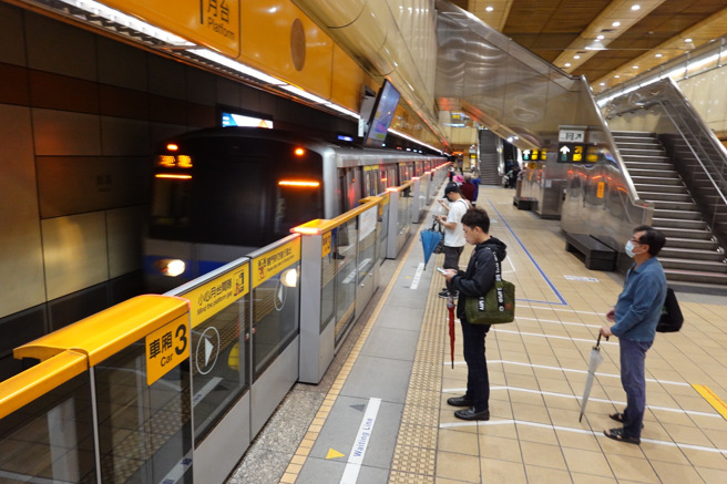 康芮颱风侵台，捷运班距拉长，搭乘台北捷运的乘客明显减少。北捷文湖线、高架平面路段（圆山站至淡水站、新北投站、小碧潭站），上午11时停止营运（姚志平摄）