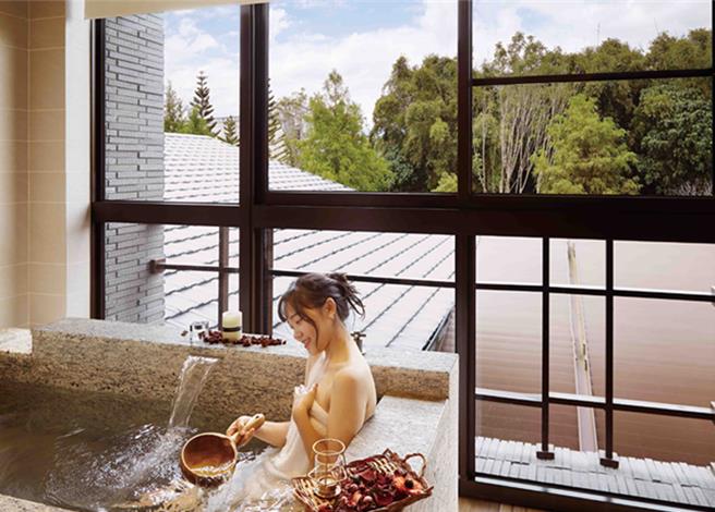 温泉旅游是不少民眾秋冬喜欢的度假方式，抢攻冬季泡汤商机，知名饭店纷纷推出泡汤券优惠，让旅人尽享奢华又超值的泡汤体验。(宜兰力丽威斯汀度假酒店提供)