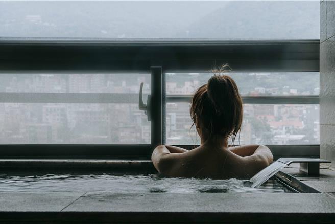 「双人独立汤屋享汤券」可使用独立汤屋90分钟，赠泡汤后沁凉冰品2份，每张1800元，买5再送1，示意图。(北投老爷酒店提供)