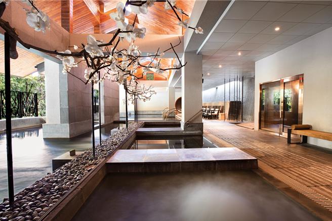 乌来璞石丽致温泉会馆鼓励消费者凑券，首推大眾汤30张团票，原价38，500元，旅展特惠价21000元，另加赠5张大眾汤券，相当于原价55折优惠。(丽致旅馆系统提供)