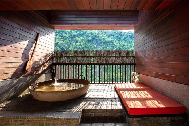 乌来璞石丽致温泉会馆今年新增5张套票为主力销售，1套5张售价7800元，加赠双人汤屋券1张，约65折优惠。(丽致旅馆系统提供)