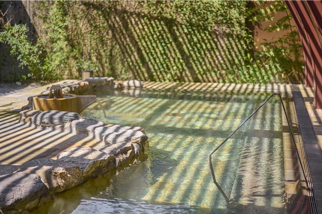 宜兰力丽威斯汀度假酒店推出旅展限定的 「露天风吕」单人泡汤券，优惠价699元，是原价1500元的46折优惠，业者加码买10送1。(宜兰力丽威斯汀度假酒店提供)