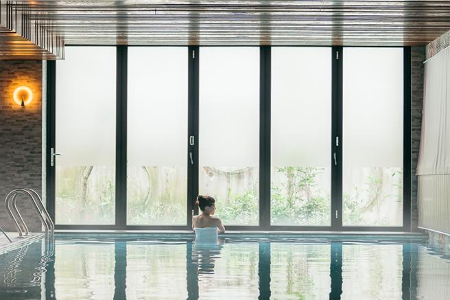 使用3张「联合住宿券」可入住福容福隆店三天两夜，享受全台唯一海洋温泉，平均每晚4,223元起，相当于原价3折优惠。(福容大饭店提供)