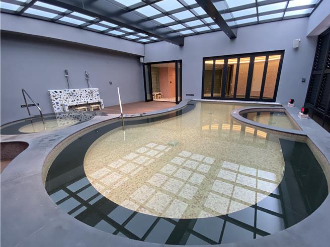 今年6月新开幕的日月潭力丽温德姆酒店，推出每套10张的「汤屋券」及「户外男女汤券」，皆省6000元，图为酒店的大眾户外汤池。(日月潭力丽温德姆酒店提供)