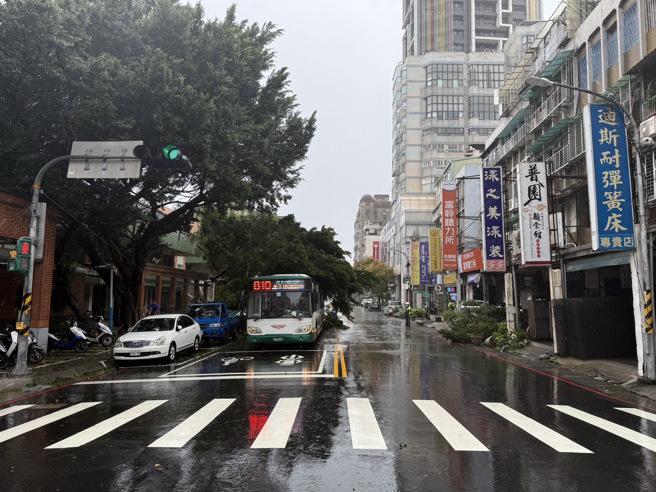 公车经过该处遭倒塌路树压住，所幸现场无人员伤亡。（翻摄画面）