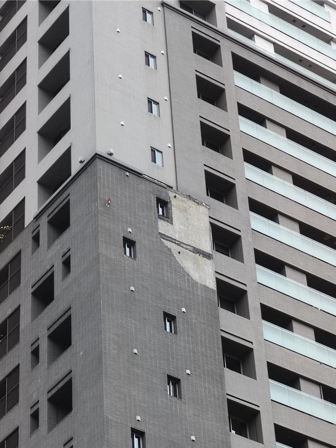 康芮颱風來襲，新竹市龍山東路1處28層社區大樓，因風勢強勁，外牆大樓磁磚遭吹落。（取自陳宣孝新竹市龍山里里長臉書）