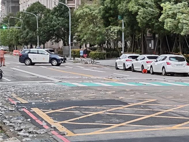 康芮颱風來襲，新竹市龍山東路1處28層社區大樓，因風勢強勁，外牆大樓磁磚遭吹落。（取自陳宣孝新竹市龍山里里長臉書）